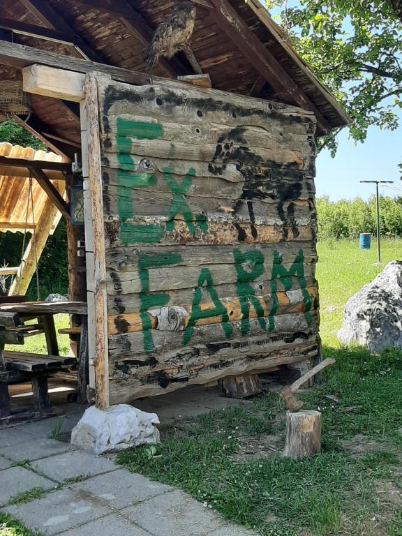 Budova, v ktorej sa farma nachádza