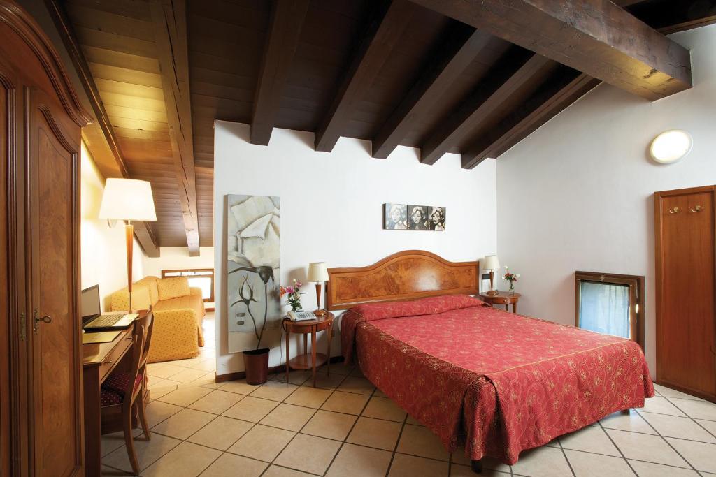 Uma cama ou camas num quarto em Bes Hotel Bergamo Cologno al Serio