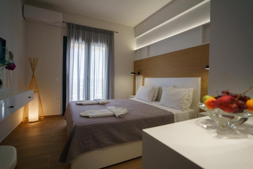 Postel nebo postele na pokoji v ubytování Eleni Studios Parga