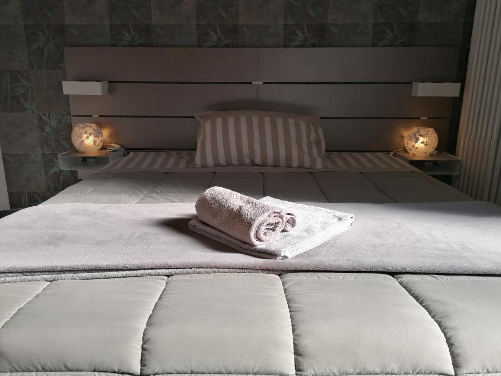 Una cama con una toalla con dos luces en B&B IL SOGNO en Turín