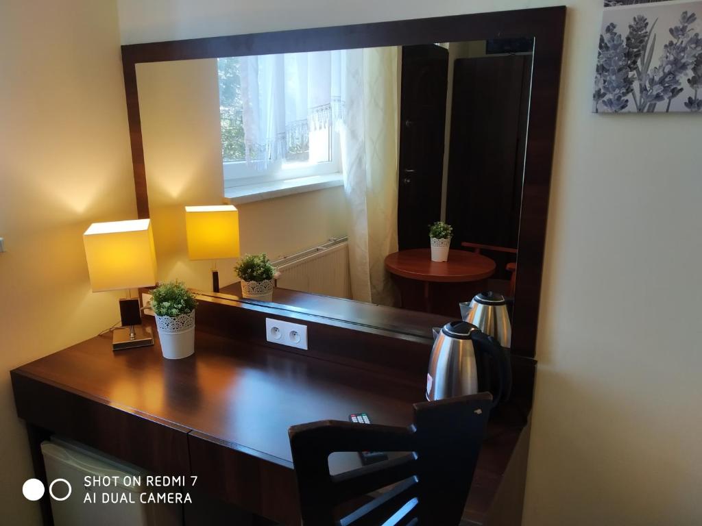 escritorio en una habitación con espejo en Marysieńka en Jarosławiec