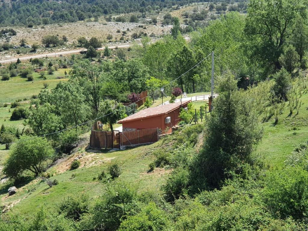 ein kleines Haus auf einem Hügel auf einem Feld in der Unterkunft Casa Rural Manitoba Luxe in Buenache de la Sierra