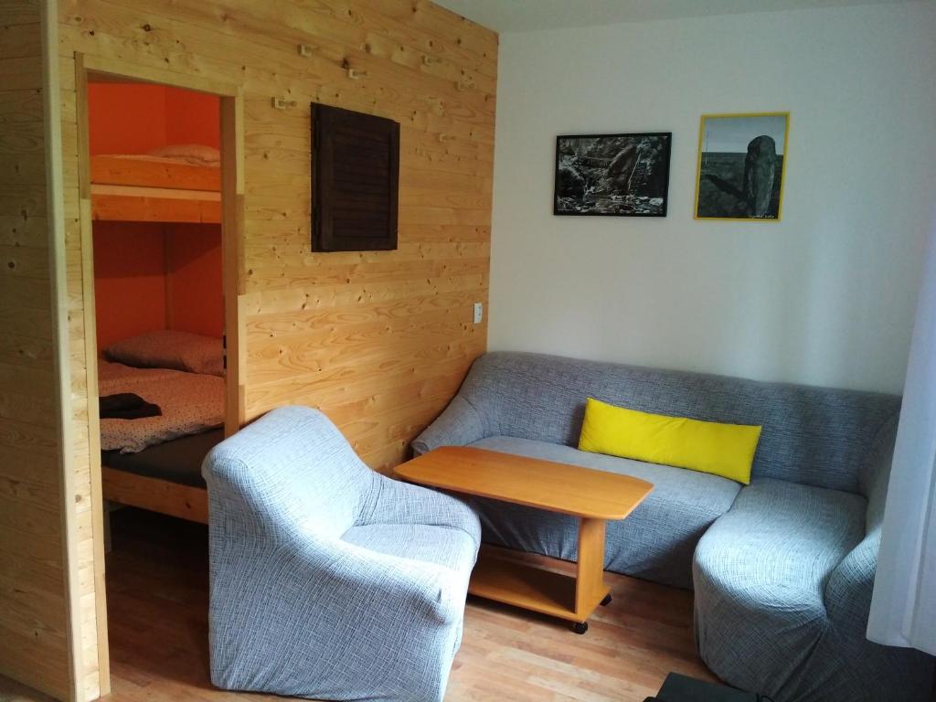 salon z kanapą i łóżkiem piętrowym w obiekcie Apartmán pod Pradědem Karlov w mieście Malá Morávka