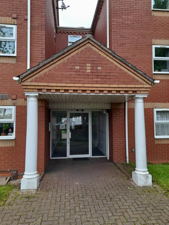 Comfortable 2 Bed Apartment 2nd Floor Contractors Families Close To City Centre Occasional Bed Available - Two-Bedroom Apartment