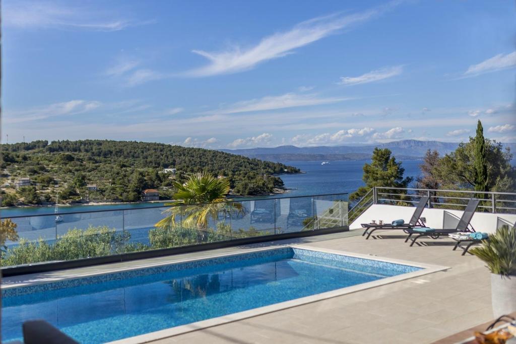 Bazén v ubytování Villa CAPTAINS house on Šolta island with private pool, 3 bedrooms, 4 bathrooms, amazing sea views nebo v jeho okolí