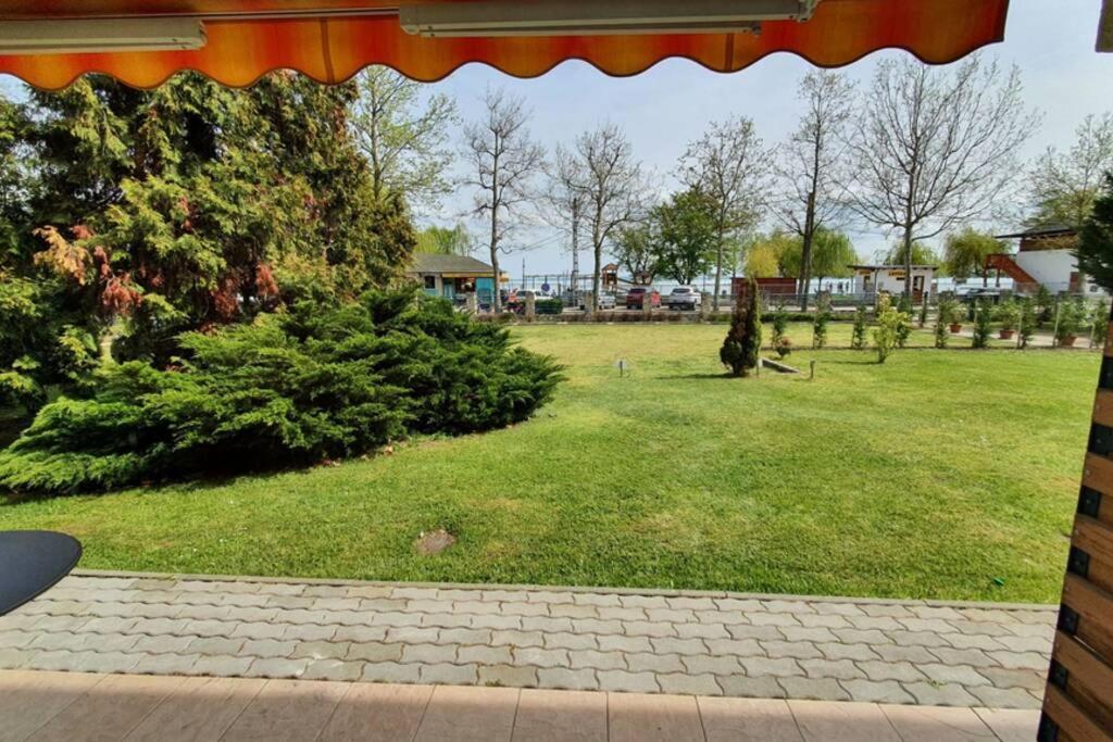 Vonkajšia záhrada v ubytovaní Igényes 4 fős apartman közvetlen a strandnál