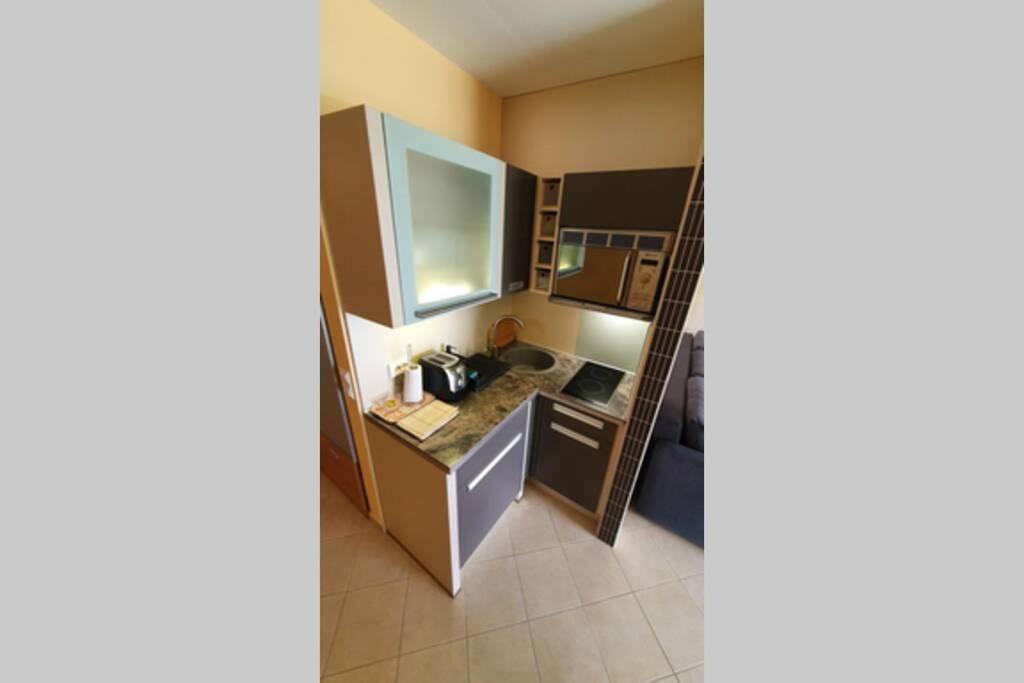 Kuchyňa alebo kuchynka v ubytovaní Igényes 4 fős apartman közvetlen a strandnál