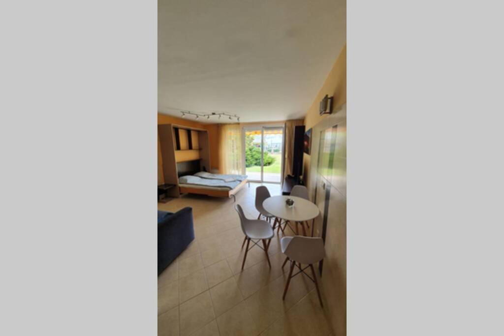 Posteľ alebo postele v izbe v ubytovaní Igényes 4 fős apartman közvetlen a strandnál