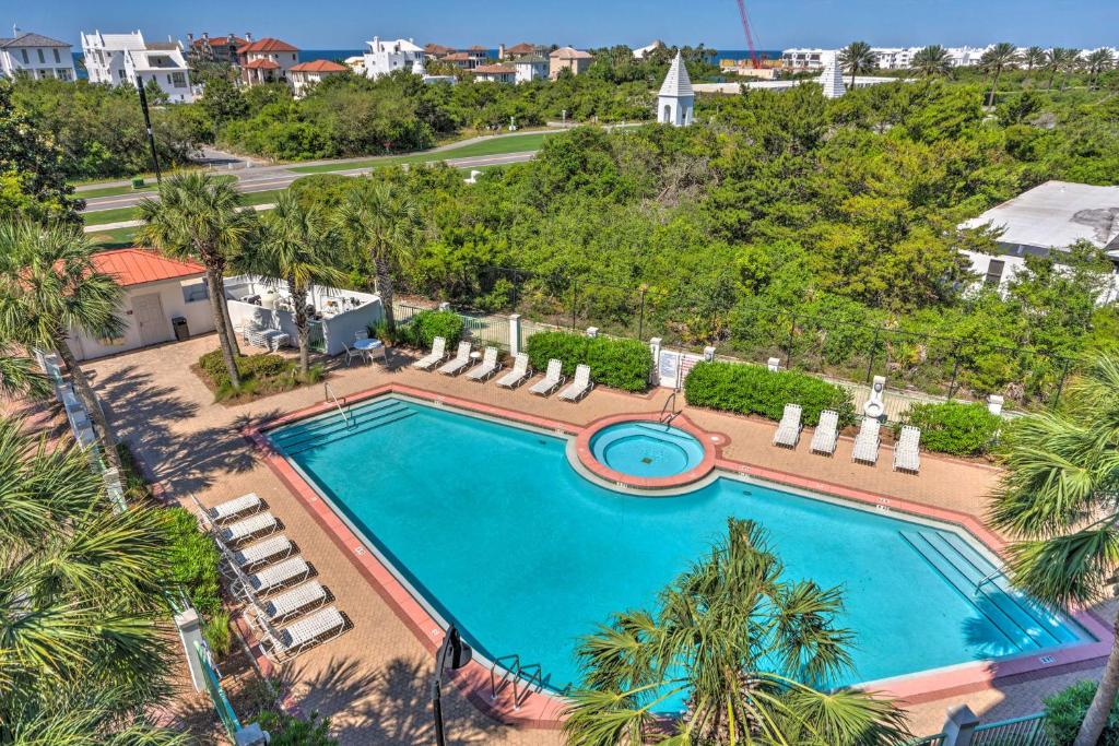 - une vue sur la piscine bordée de palmiers dans l'établissement Ocean View Condo Btwn Rosemary and Alys Beach!, à Rosemary Beach