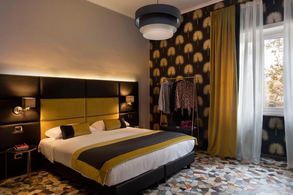 - une chambre avec un grand lit et une fenêtre dans l'établissement Mi Hotel Home, à Rome