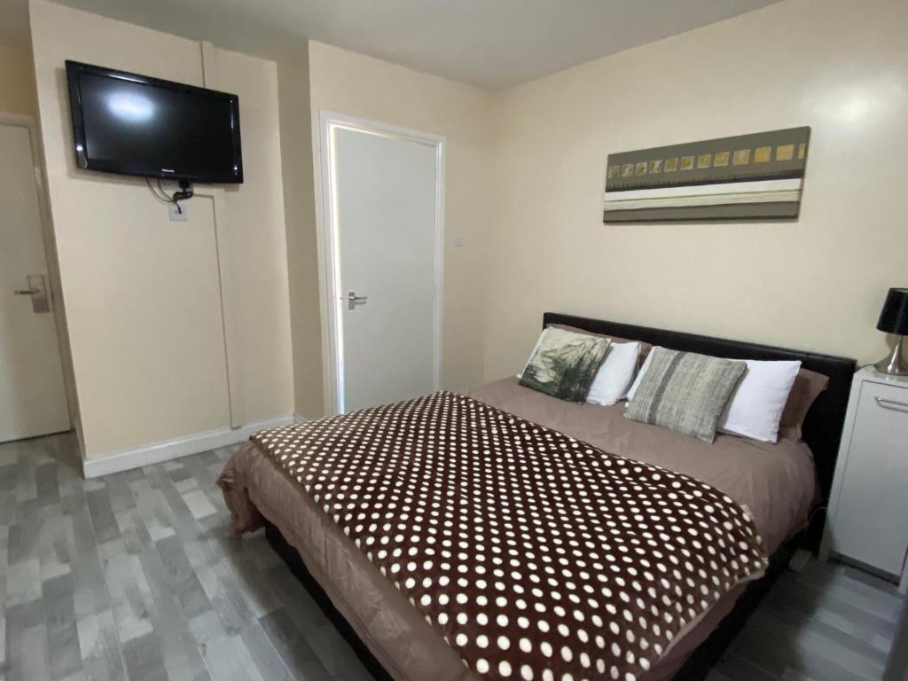 1 dormitorio con 1 cama y TV de pantalla plana en Olive Lodge Blackpool, en Blackpool