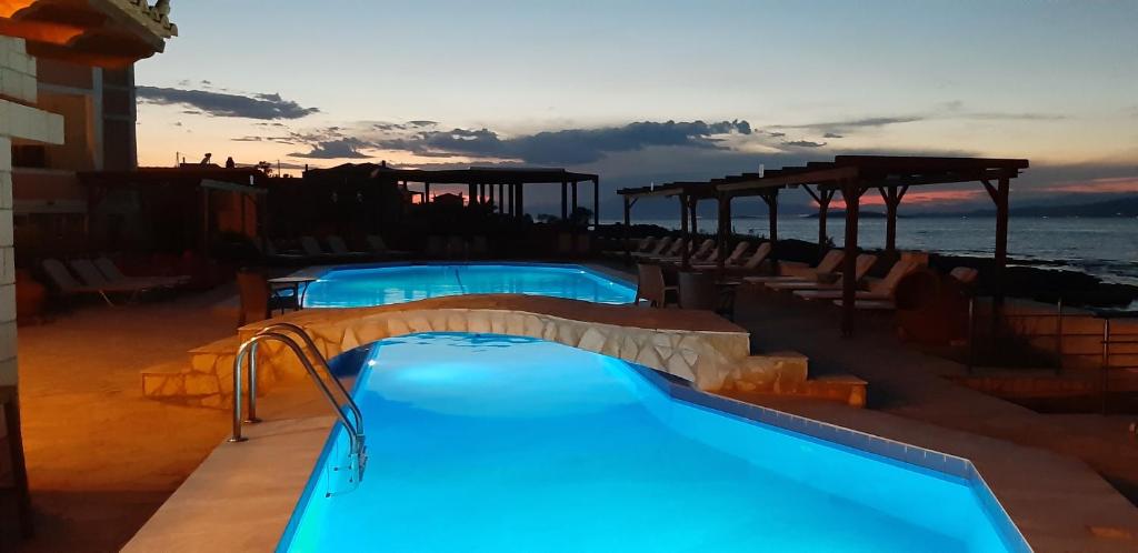 The swimming pool at or close to Irides