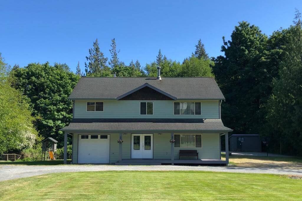 Spacious 4 Bedroom Country Home in Sooke