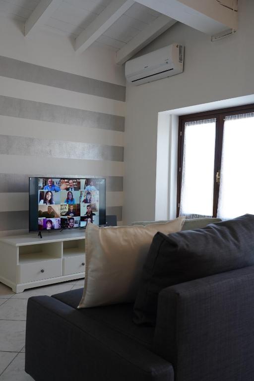 Televízia a/alebo spoločenská miestnosť v ubytovaní mansarda dolce vita