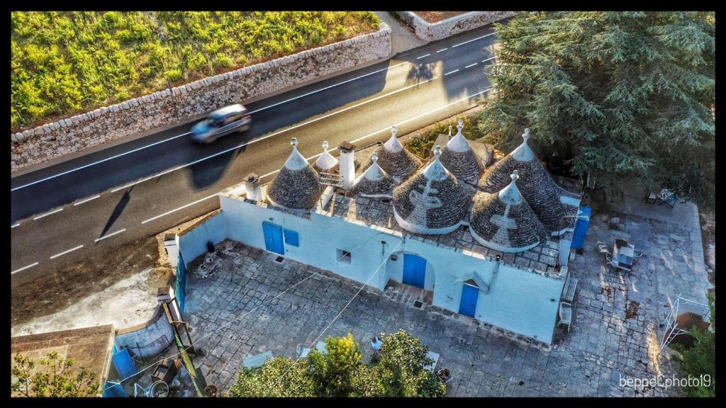 una vista sul tetto di un edificio blu con tetti a punta di Trullo Francisco a Martina Franca