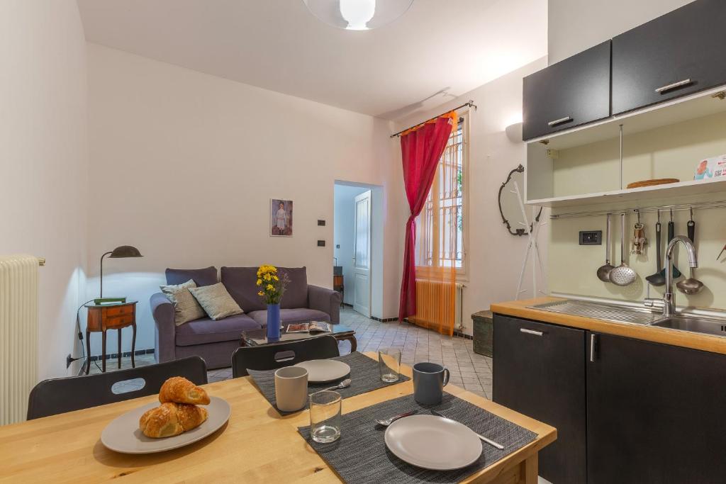 A kitchen or kitchenette at Bologna tra Centro e Universita' Apartment