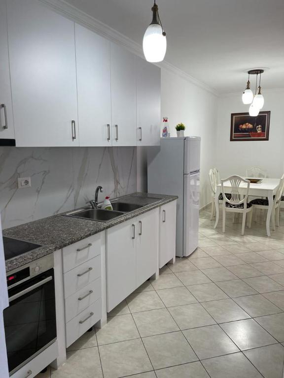 Kuchyň nebo kuchyňský kout v ubytování Eldi's Apartment