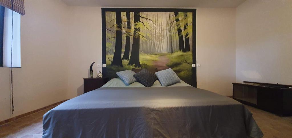TiszagyendaにあるB&B Puszta Eldoradoのベッドルーム1室(壁に絵画が描かれたベッド1台付)