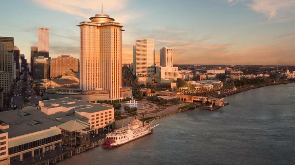 vistas a una ciudad con río y edificios en Four Seasons New Orleans en Nueva Orleans