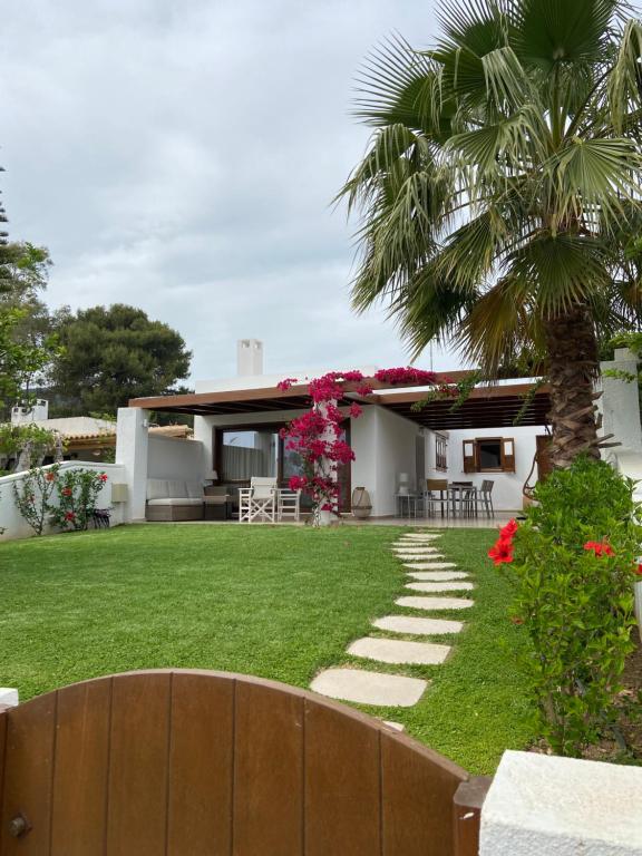 a house with a palm tree in the yard at Villa Denni in Ermioni