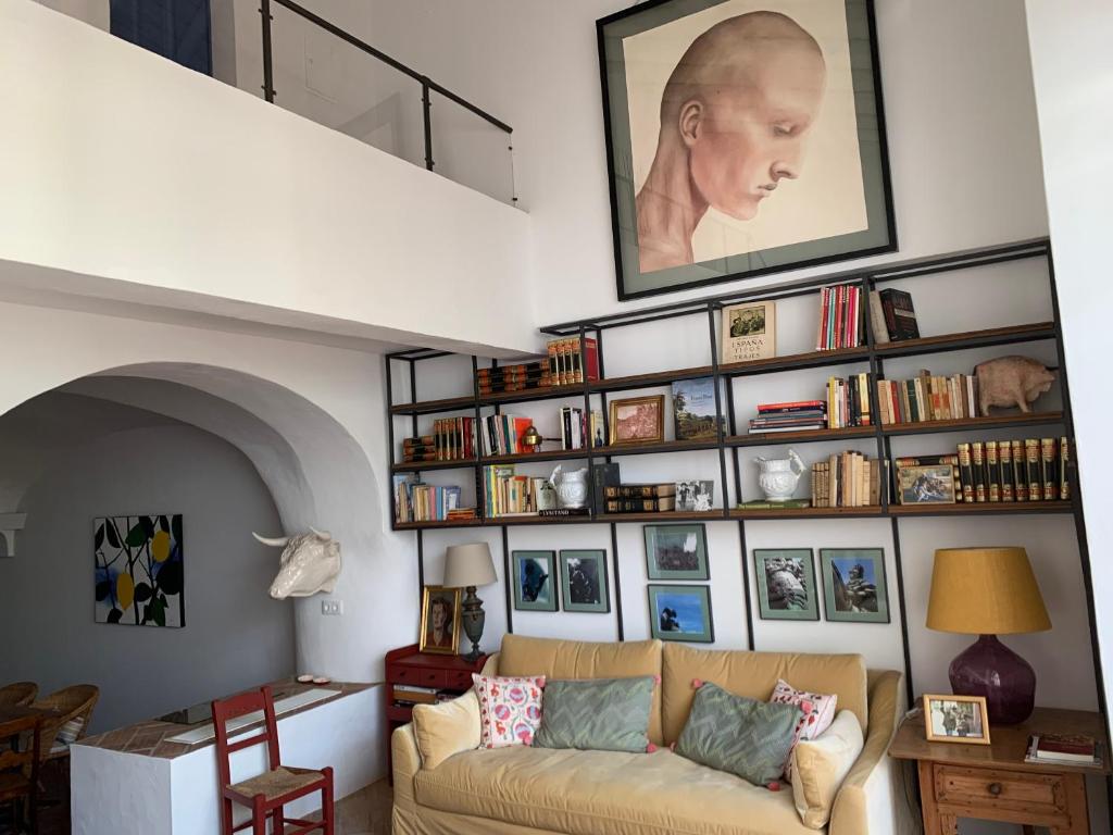 sala de estar con sofá y estante para libros en Casa do Xão 2 en Serpa