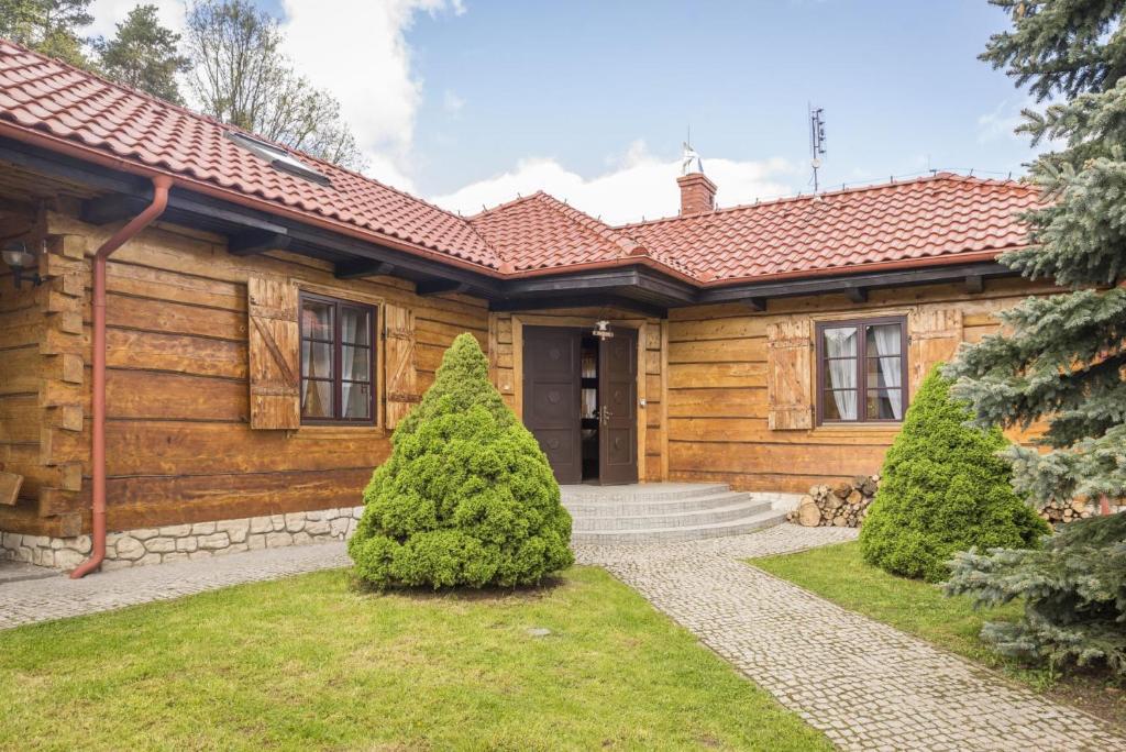 una casa de madera con un camino delante en Dom na Wzgórzu MyWeek, en Polanica-Zdrój