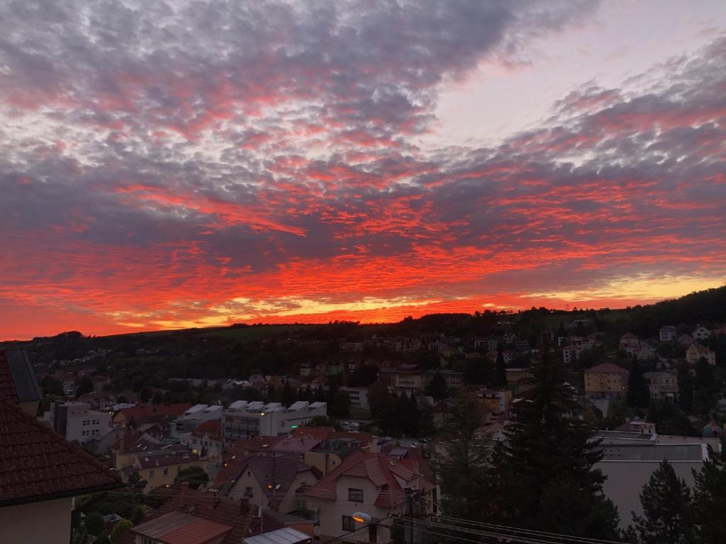 uma vista para uma cidade com um pôr-do-sol em Vila Kysuca em Luhačovice