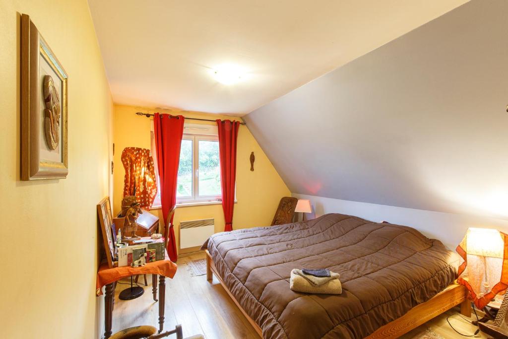 1 dormitorio con cama y ventana en Chambre avec grand lit, en Soultz-sous-Forêts