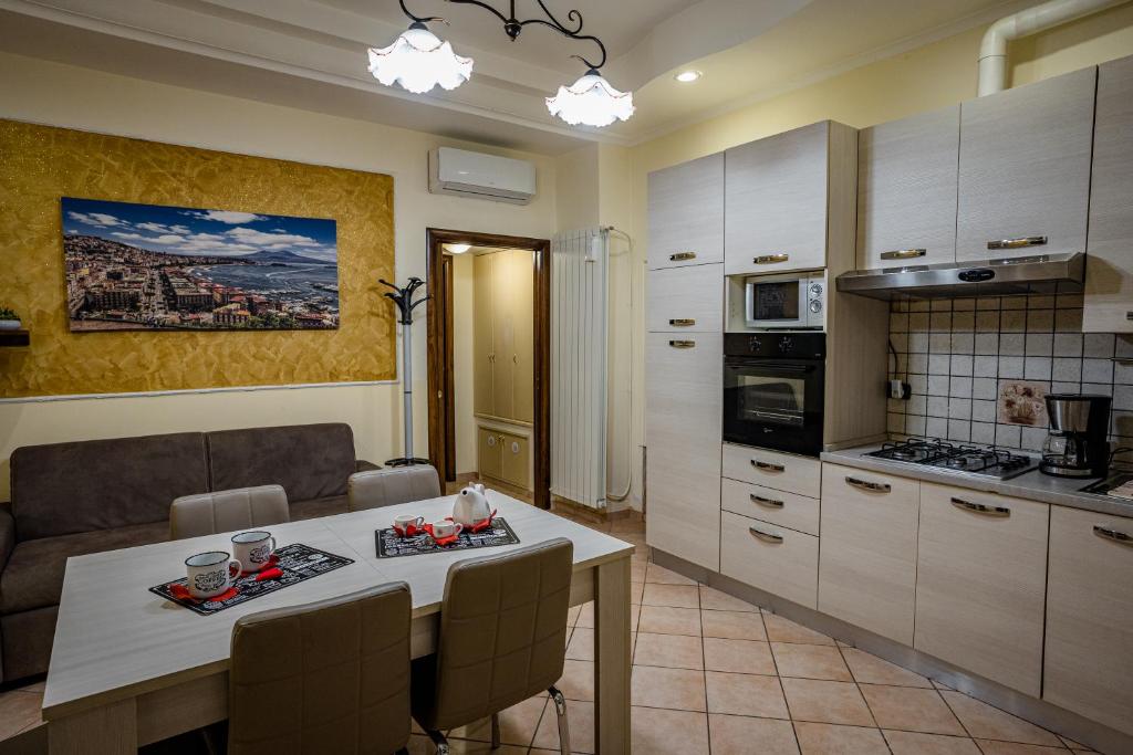 ピモンテにあるCasa Vacanza Anna Mariaのキッチン、リビングルーム(テーブル、椅子付)
