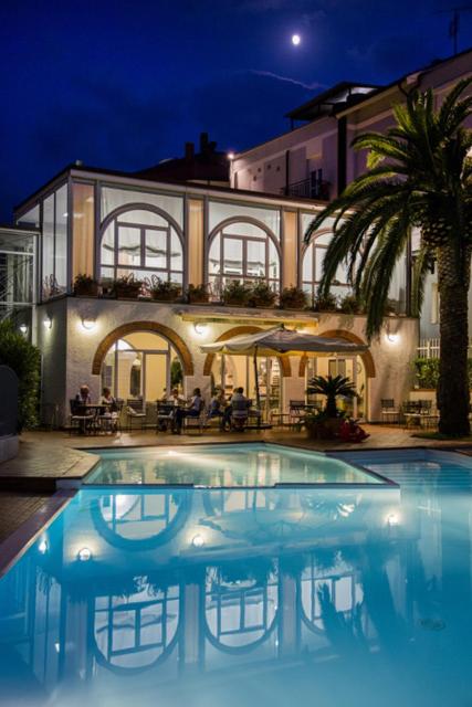 Hotel Riviera 3 Stelle con piscina e campo tennis gratuiti e garage a  pagamento, Spotorno, Italy - Booking.com