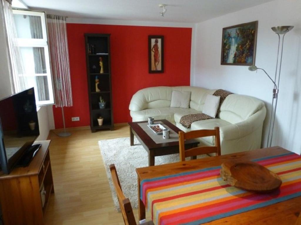 un soggiorno con divano bianco e tavolo di Apartment La Rosa (Konstanz) a Costanza