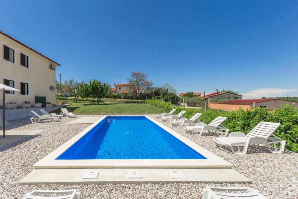 Basen w obiekcie Holiday Home with pool in Višnjan lub w pobliżu