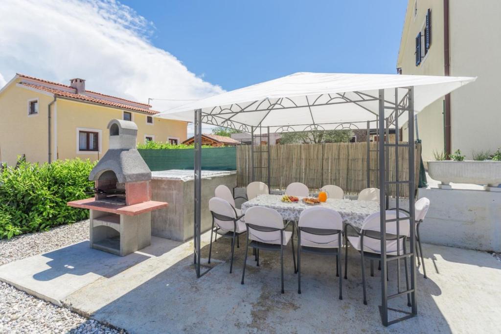 Patio lub wspólna przestrzeń na świeżym powietrzu w obiekcie Holiday Home with pool in Višnjan