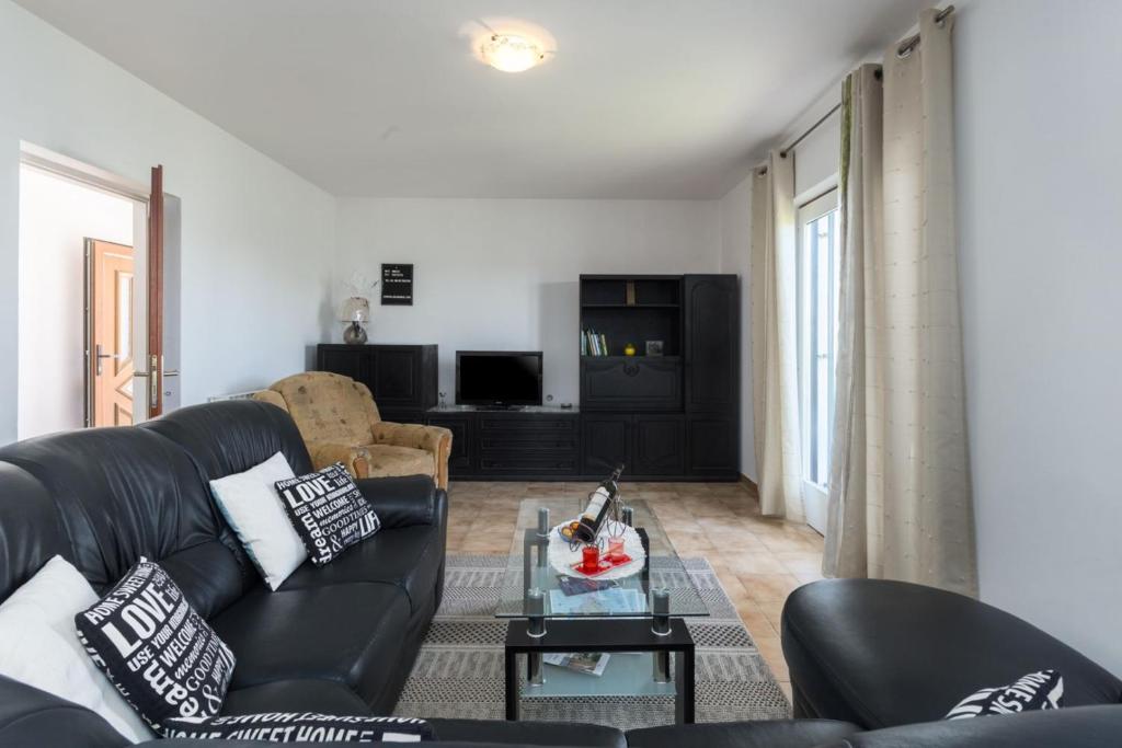 Telewizja i/lub zestaw kina domowego w obiekcie Holiday Home with pool in Višnjan