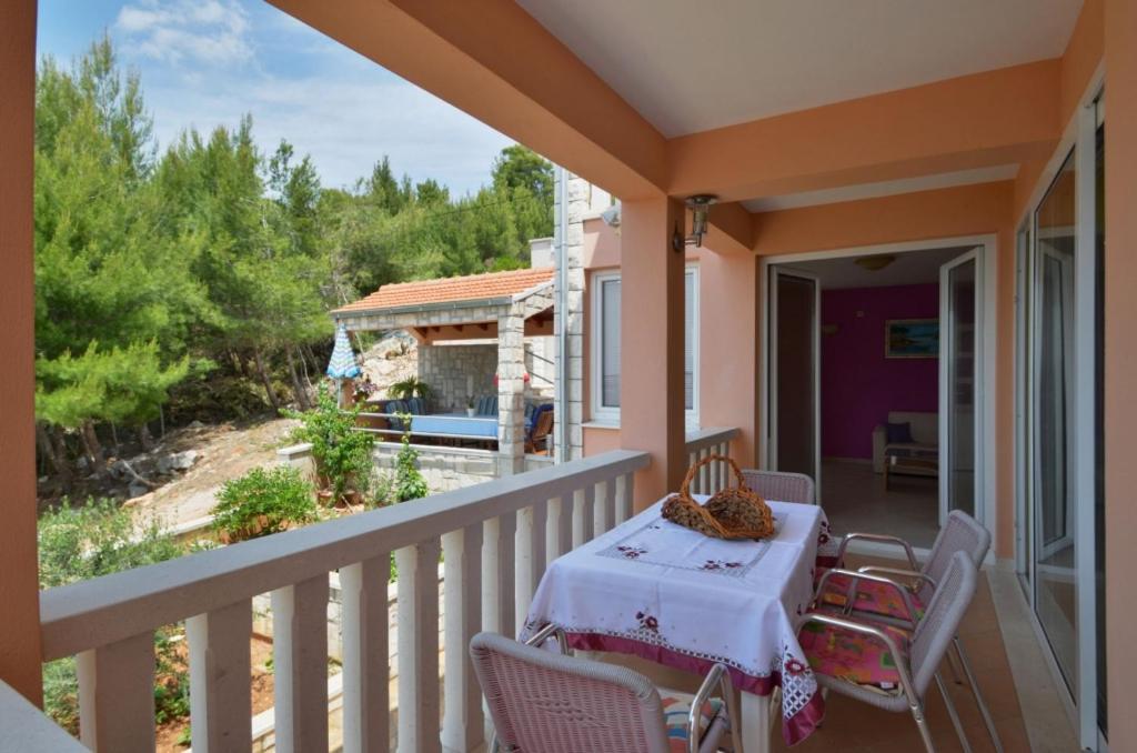Balkón nebo terasa v ubytování Apartment in Karbuni with sea view, terrace, air conditioning, W-LAN 3609-1