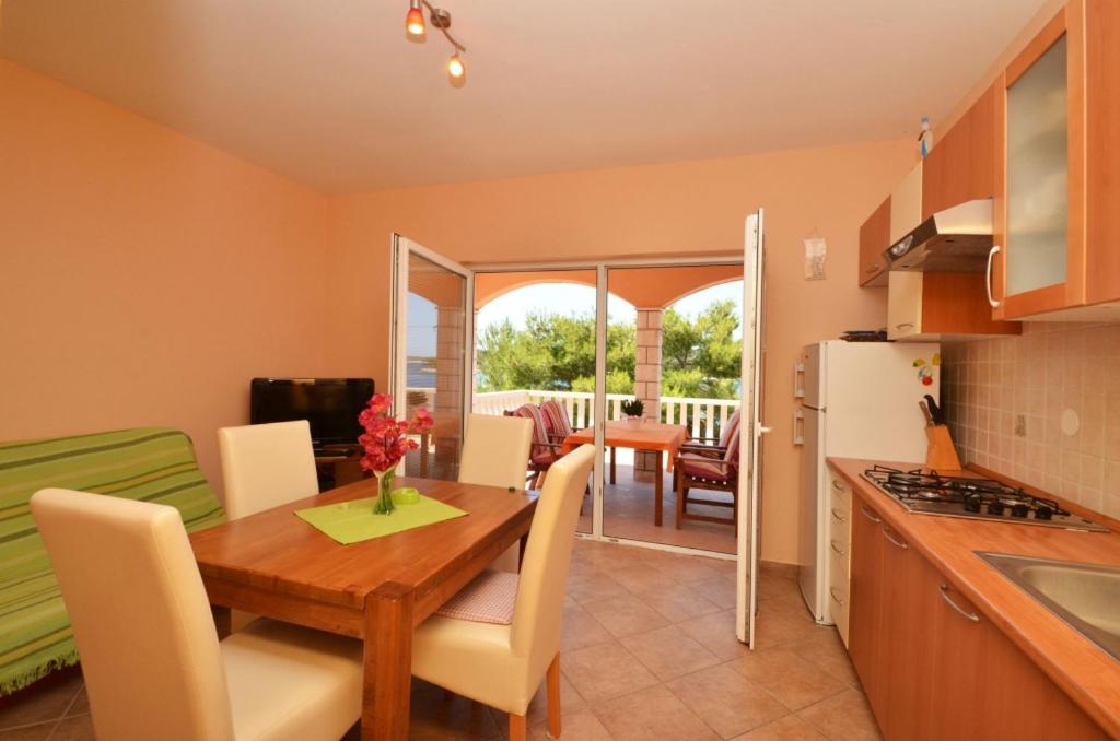 Kuchyň nebo kuchyňský kout v ubytování Apartment in Karbuni with sea view, terrace, air conditioning, W-LAN 3609-4