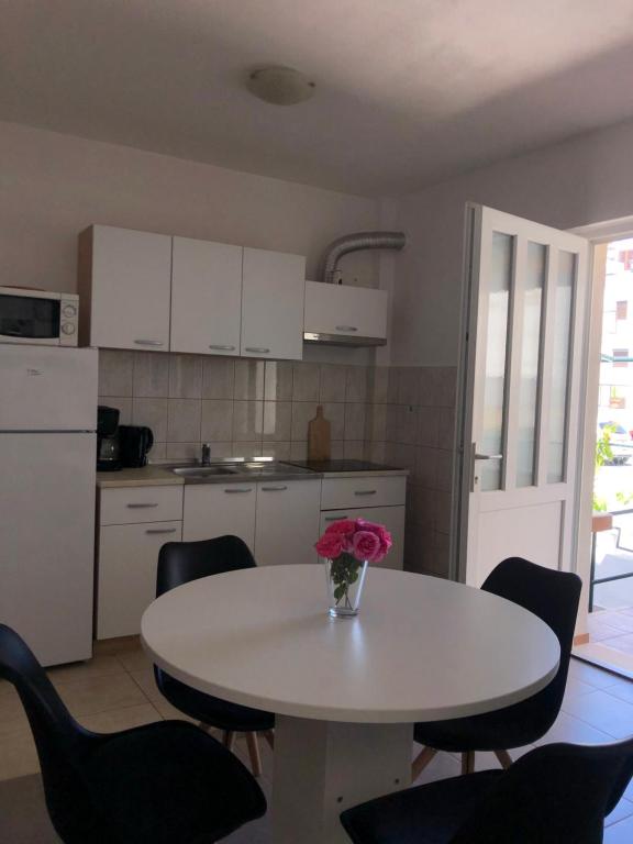 Kuchyň nebo kuchyňský kout v ubytování Apartments Mira