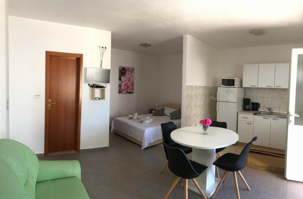 Kuchyň nebo kuchyňský kout v ubytování Apartments Mira