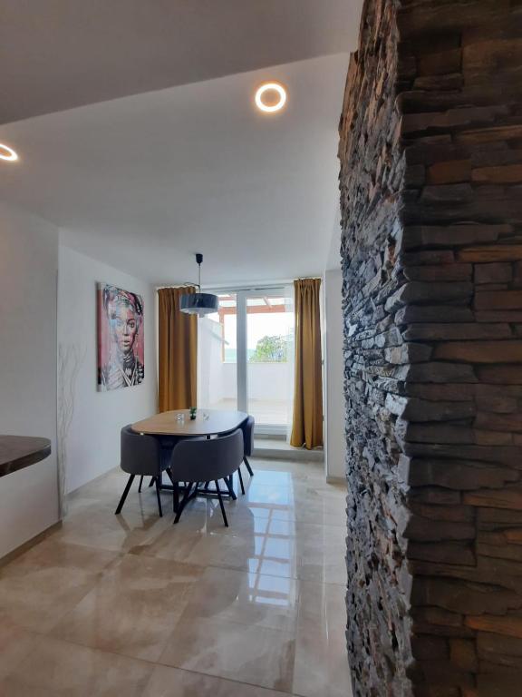 Posedenie v ubytovaní Njivice, otok Krk, apartman Dora