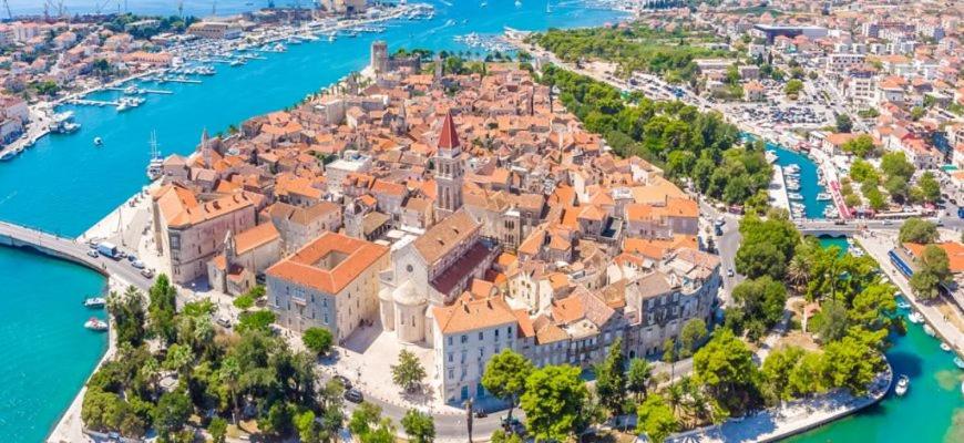 Nespecifikovaný výhled na destinaci Trogir nebo výhled na město při pohledu z apartmánu