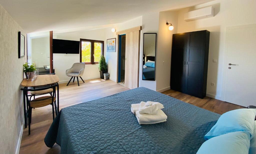 Postel nebo postele na pokoji v ubytování BOUTIQUE ROOMS Mare Fabulas