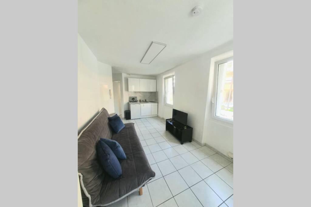 un salon avec un canapé et une table dans l'établissement Grand studio Nice Centre - bord de mer, à Nice