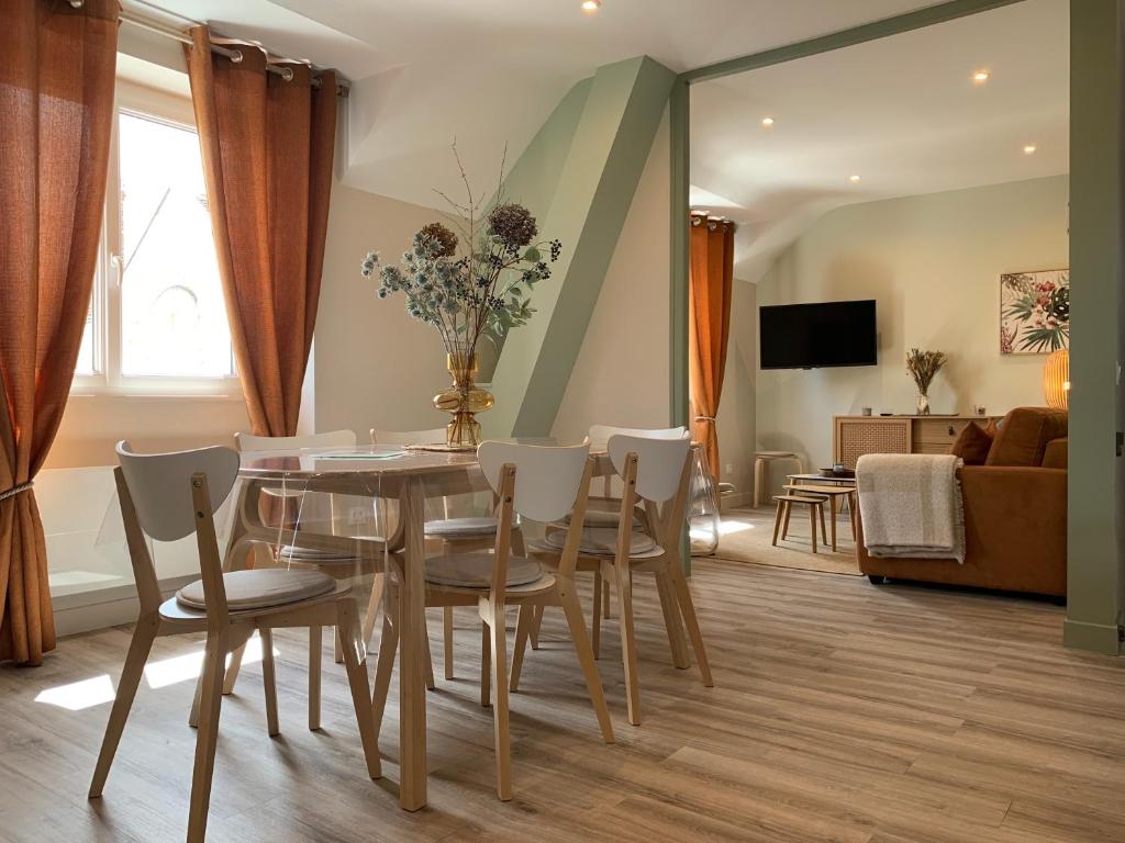 ein Esszimmer mit einem Tisch und Stühlen sowie ein Wohnzimmer in der Unterkunft Entre Cher et Loire in Pontlevoy