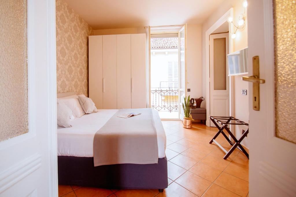 - une chambre avec un lit dans une pièce dotée d'une fenêtre dans l'établissement Casa Ferrero, à Alba