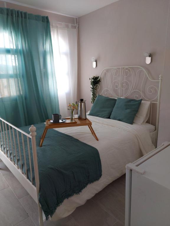 sypialnia z łóżkiem i stołem na nim w obiekcie Bungalow Playmar Maspalomas w mieście Maspalomas