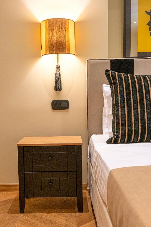 Łóżko lub łóżka w pokoju w obiekcie IPELHOME - Plaka Boutique Apartments