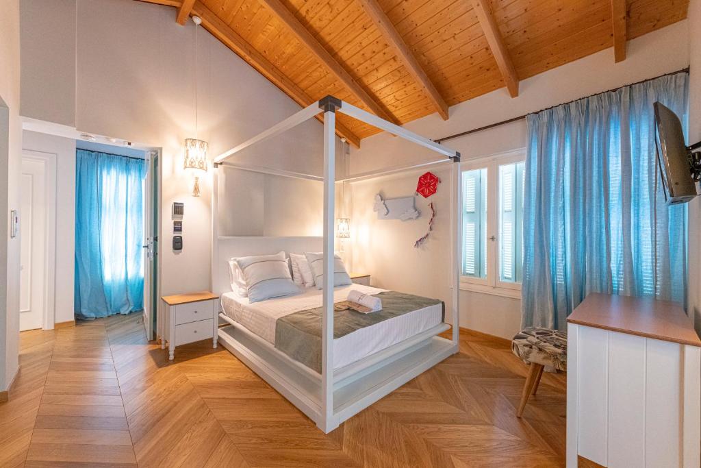 ein Schlafzimmer mit einem Himmelbett in einem Zimmer in der Unterkunft IPELHOME - Plaka Boutique Apartments in Athen