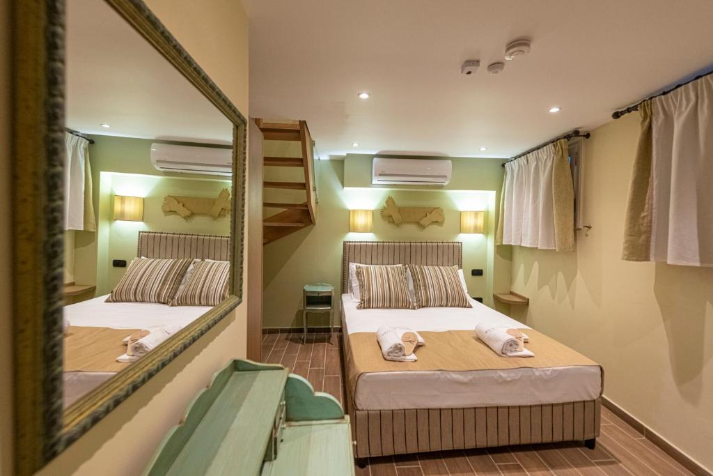 Łóżko lub łóżka w pokoju w obiekcie IPELHOME - Plaka Boutique Apartments