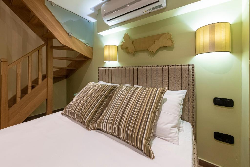 Łóżko lub łóżka w pokoju w obiekcie IPELHOME - Plaka Boutique Apartments