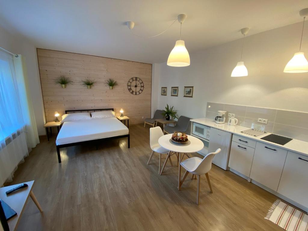 cocina y sala de estar con cama y mesa en Miły Apartament en Ustrzyki Dolne